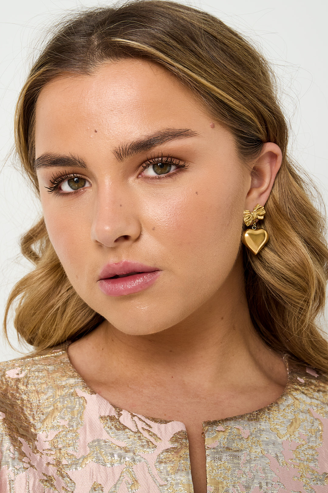 Bow earrings with hanging heart